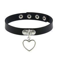 Čierny erotický kožený choker, kontúra srdca striebornej farby