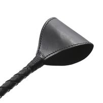 Čierny kožený bič, pletená rukoväť a kožený trojuholník