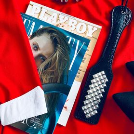 BDSM plácačka, černá umělá kůže, cvoky