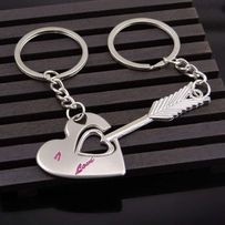 Kľúčenky pre dvoch, šíp a srdce, červený nápis "Love"