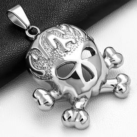 Prívesok lebka z ocele, strieborná farba, gravírovanie a plamene