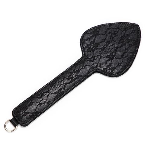 BDSM plácačka, černá barva, krajka, květinový vzor a srdce