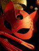 Červená kožená maska mačka, cvoky a opasok