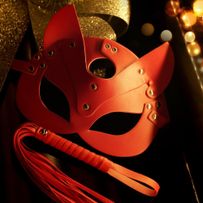 Červená kožená maska mačka, cvoky a opasok