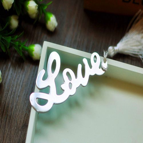 Kovová záložka do knihy, nápis "LOVE", biely strapec