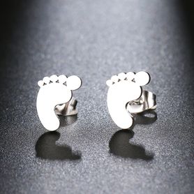 Puzetové náušnice z ocele striebornej farby, lesklý odtlačok chodidla