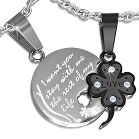 Prívesok pre dvoch z ocele, štvorlístok a okrúhla známka, nápis