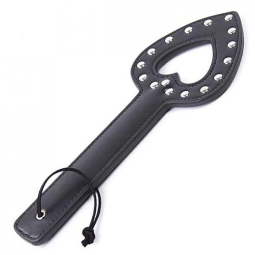 BDSM plácačka srdce, čierna hladká koža, cvoky
