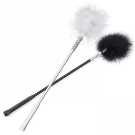 Czarne piórko do łaskotania, skórzano-cyrkoniowa rękojeść