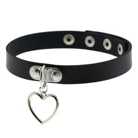 Černý erotický kožený choker, kontura srdce stříbrné barvy